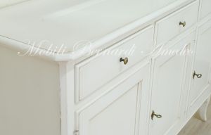 Credenza realizzata in legno massiccio laccata colore bianco